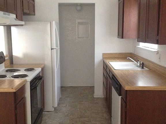 Kitchen w/laundry room