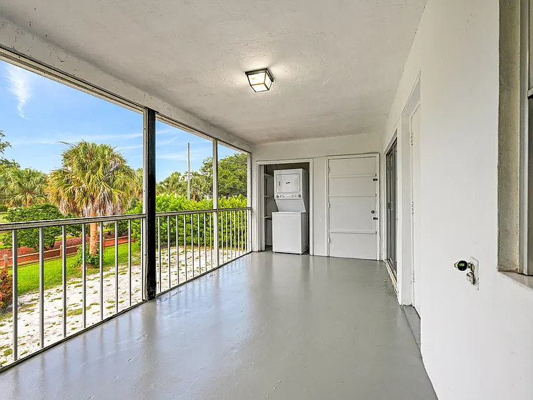 199 SW 15th St #3 — Photo 24