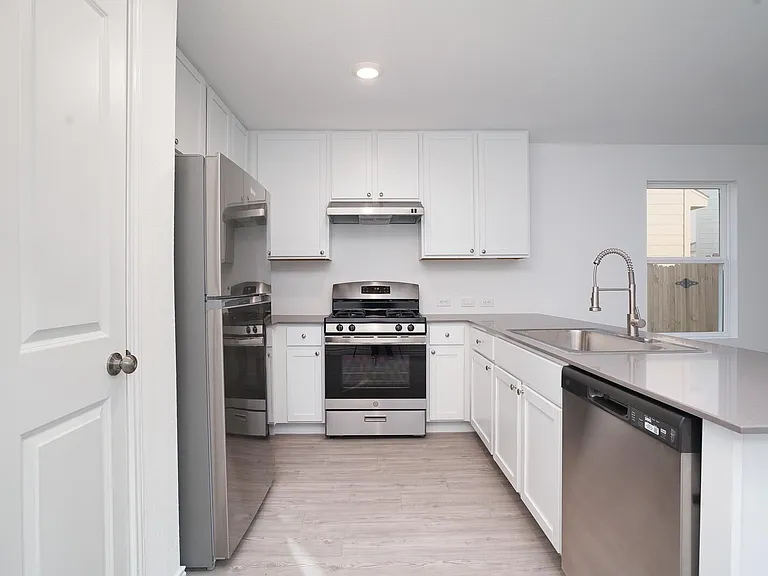 10921 Presa Way — Photo 7