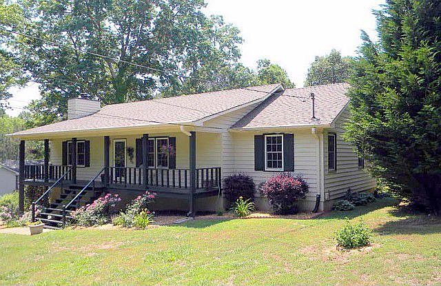 1st image of 320 Hill Crest Cir