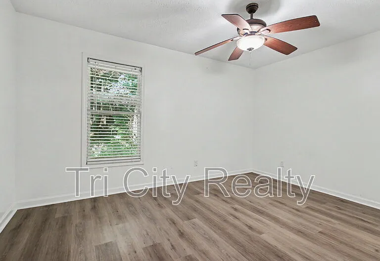 150 Chase Ct — Photo 32