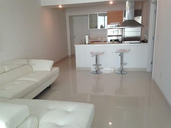 4th image of 218 SE 14th St APT 2108
