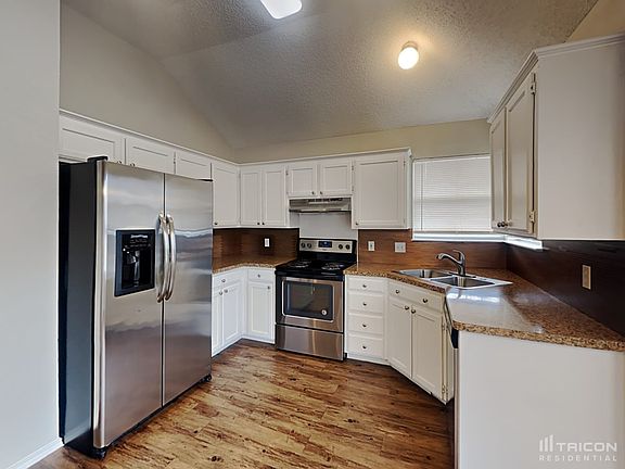 5th image of 813 NW Park Meadow Ln