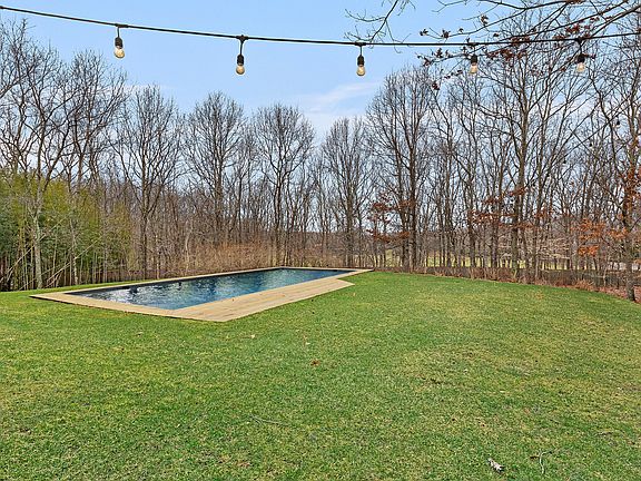 5th image of 17 Cove Neck Ln