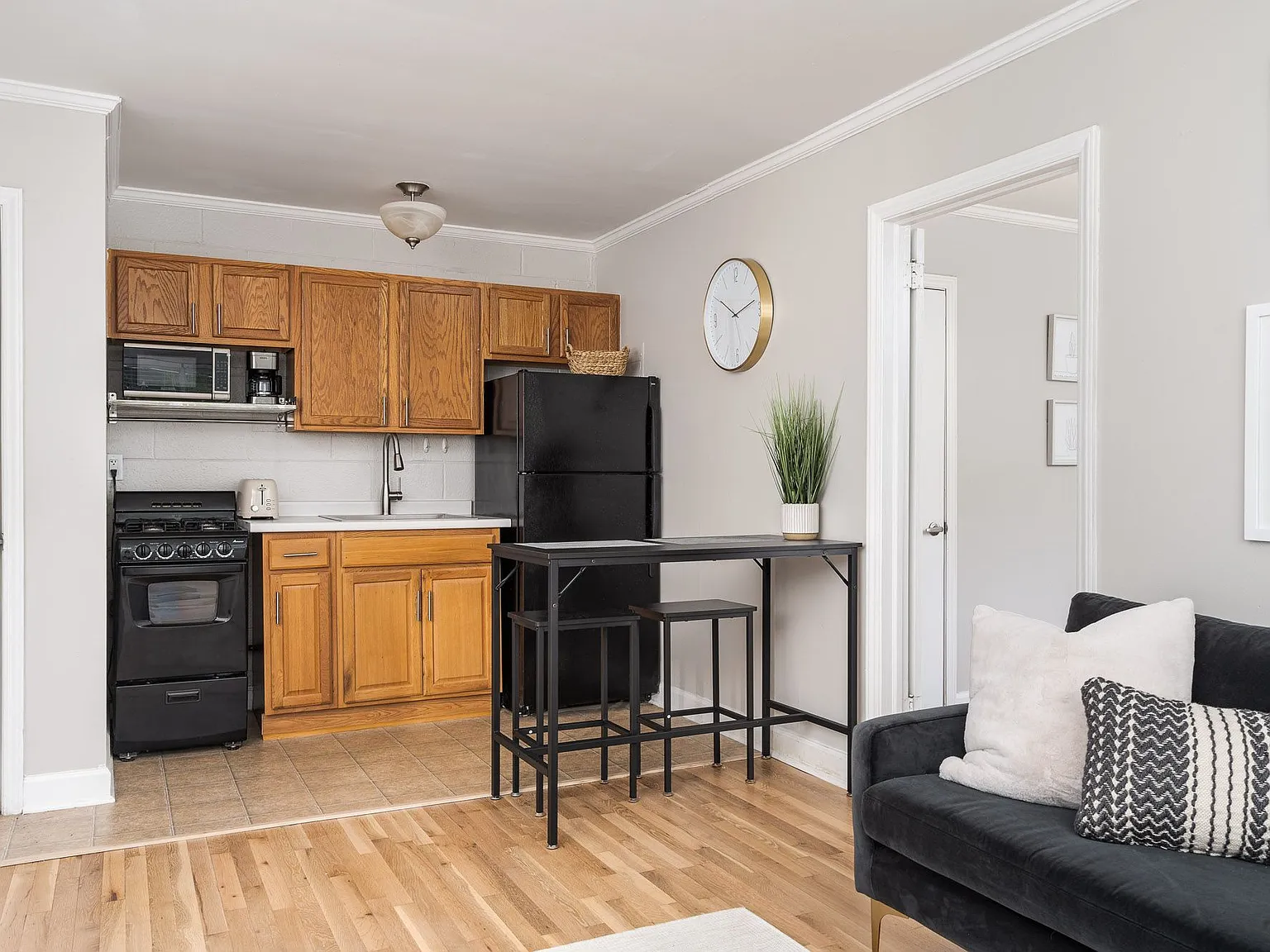 One Bedroom Across From Walking & Biking Trails in Fisher Park - Water & Parking Included — Photo 4