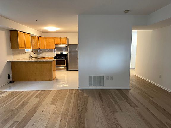 4th image of 39 Hamilton Ave APT A