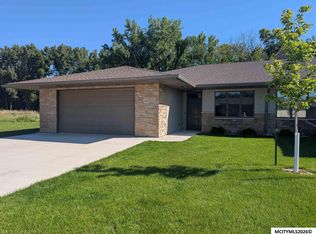 532 River Bend Ct, Mason City, IA 50401