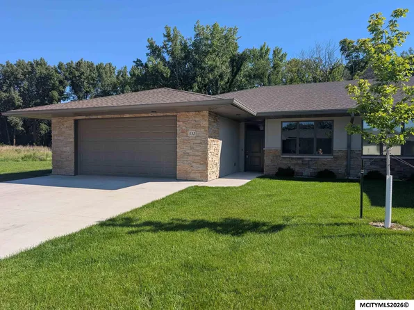 532 River Bend Ct, Mason City, IA 50401