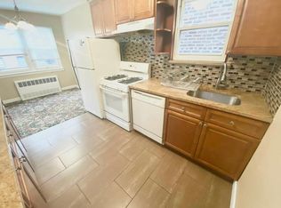 32-25 41st St #2F, Astoria, NY 11103