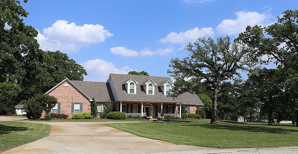 1st image of 240 Green Oaks Dr