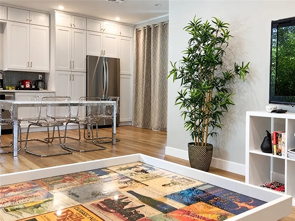 2 bed, 2.0 bath, 900 sqft, $3,500 — Photo 2