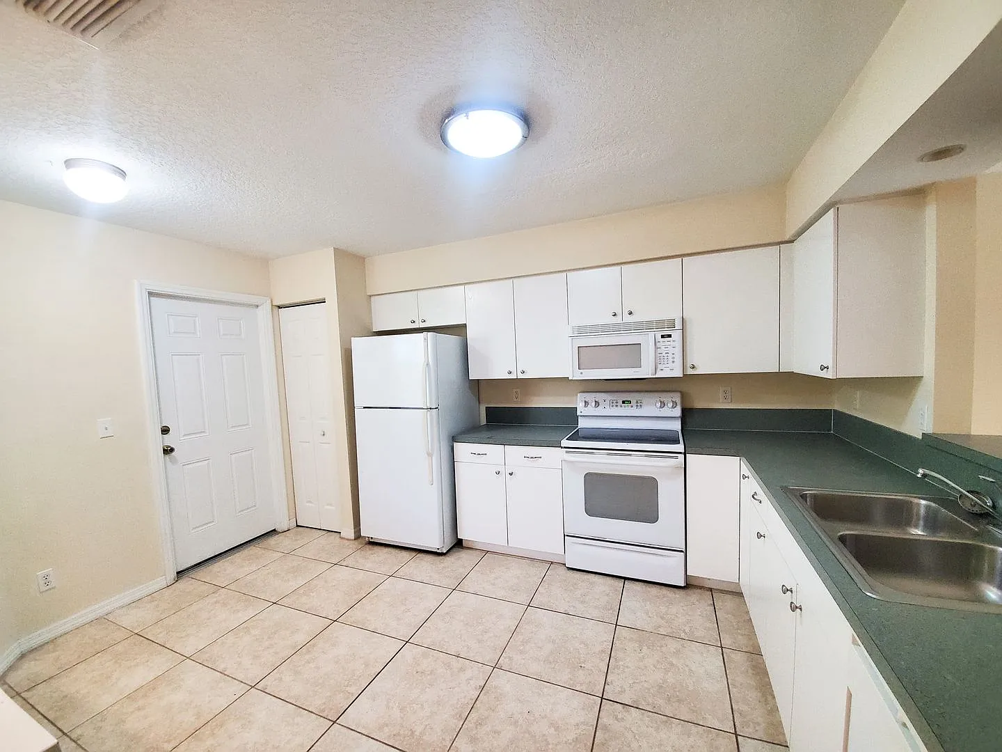 2 Bedrooms plus Loft! — Photo 2