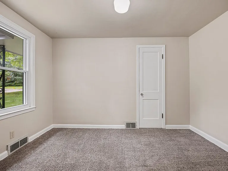 3401 Seneca Ave — Photo 14