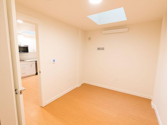 4th image of 669 S King St #201