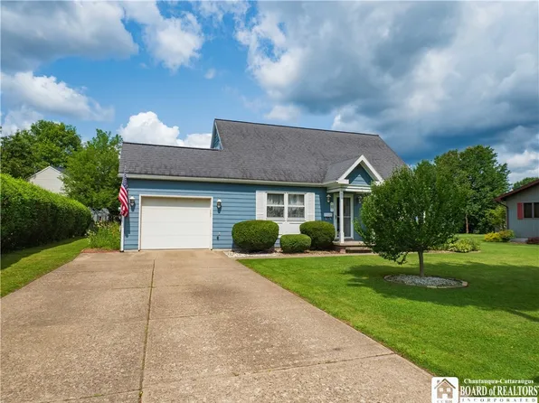 11 Grace St, Falconer, NY 14733