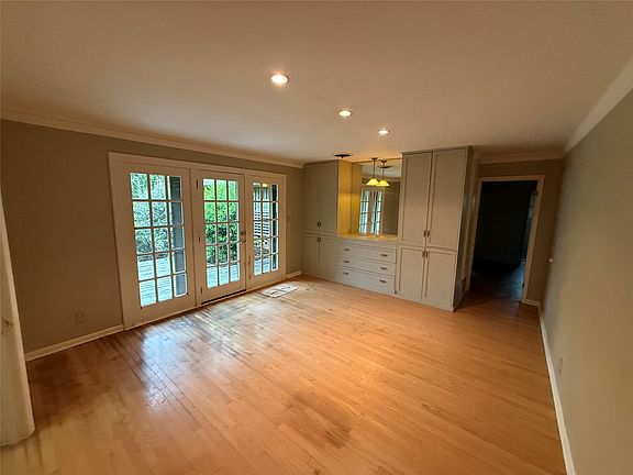 5th image of 2200 Agnew St
