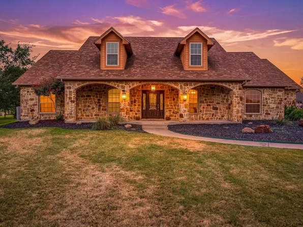 910 Mallard Pointe Dr, Granbury, TX 76049
