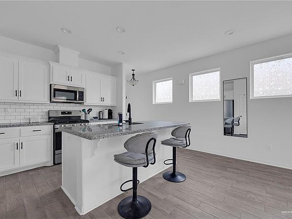 5th image of 2604 N Day Lily Ave