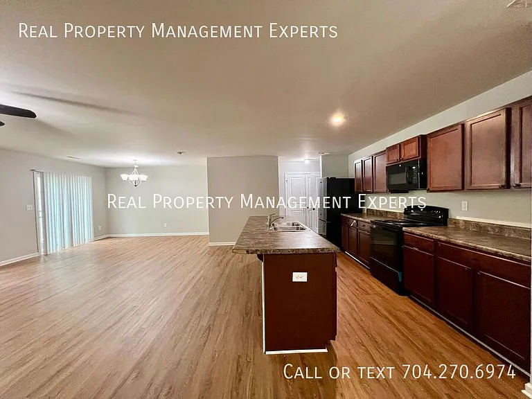 1819 Hooper Ct — Photo 4