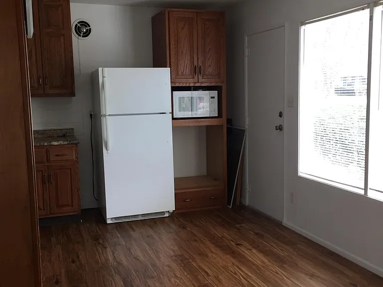 1305 Hollycrest Dr — Photo 5