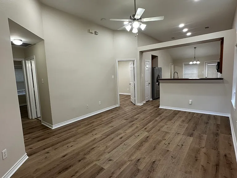 9000 Eastwood Ave — Photo 2