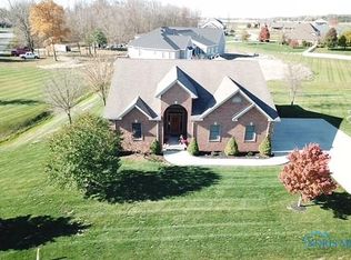 18520 Treetop Dr, Findlay, OH 45840