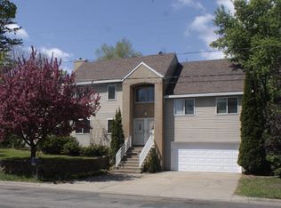 2339 Roselawn Ave W, Roseville, MN 55113