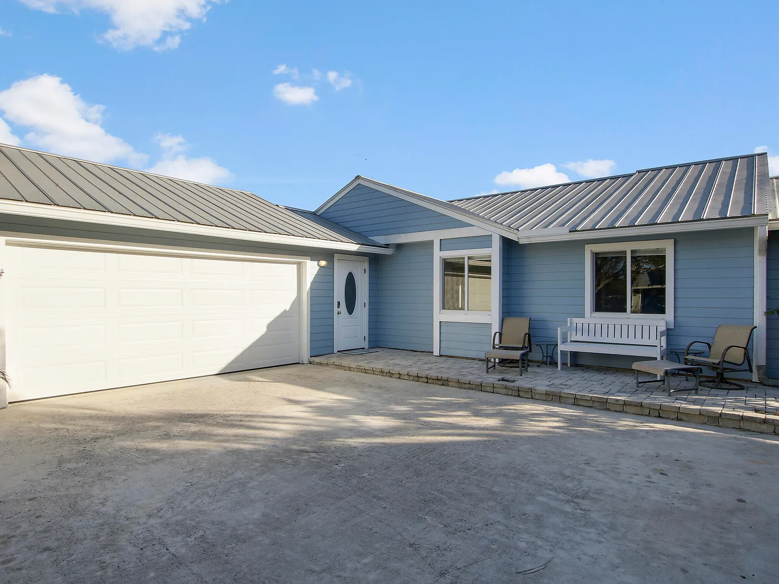 3 bed, 2.0 bath, 1438 sqft, $3,800 — Photo 2