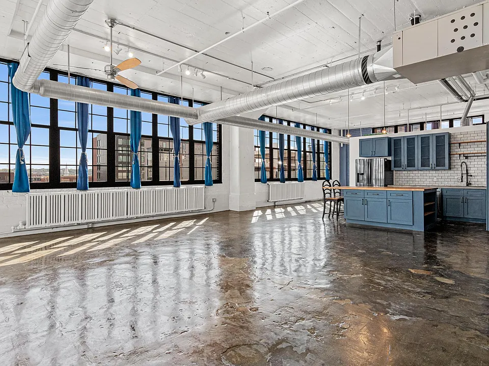 500 Robert St #401