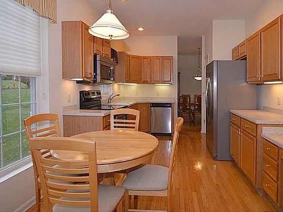 4th image of 37 Cambridge Cir #37