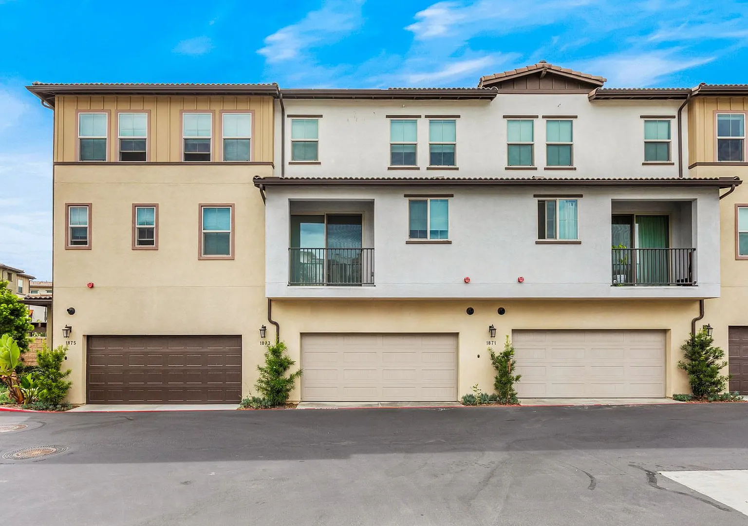 Highly upgraded 3 Bed 3 Bath Townhome with Resort Style Amenities — Photo 2