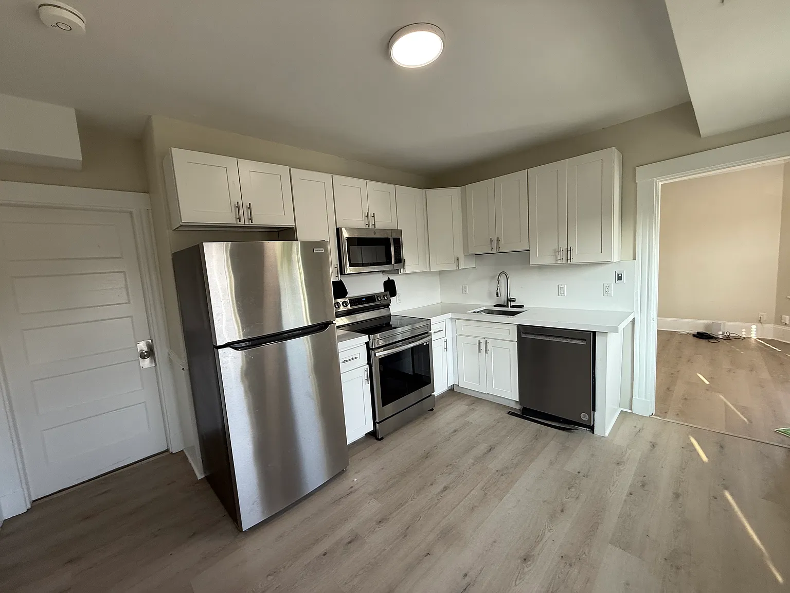 3 bed, 1300 sqft, $3,500 — Photo 2