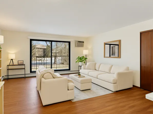 10451 Greenbrier Rd APT 118, Minnetonka, MN 55305