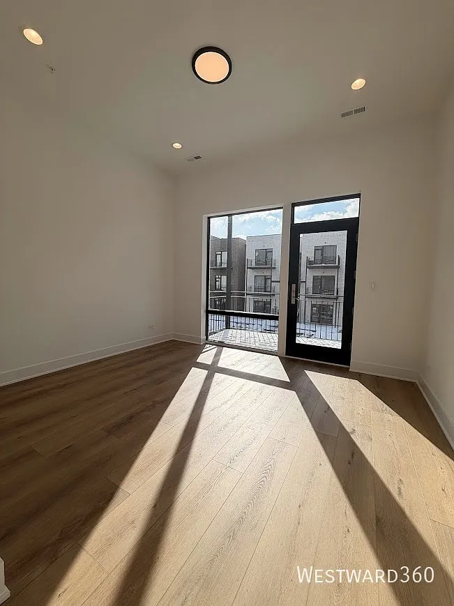 Brand New Luxury 3BR/2BA with Balcony & Parking in UIC/Medical District — Photo 3