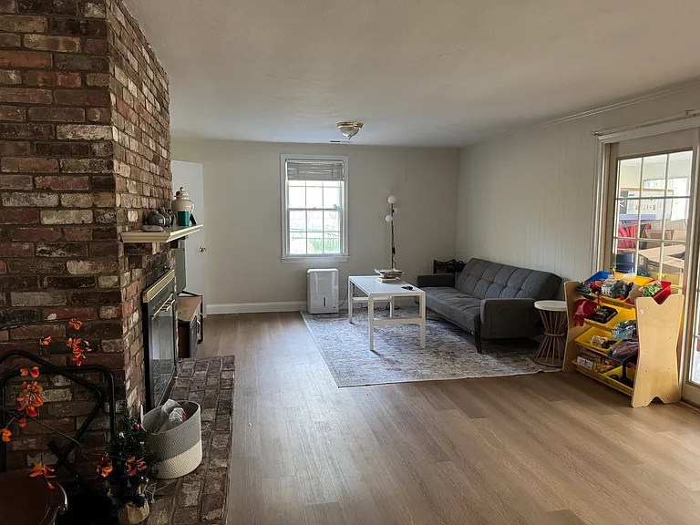 10 Greenwood Ln — Photo 2