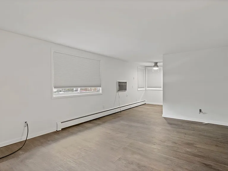 Creekside Apartments — Photo 9