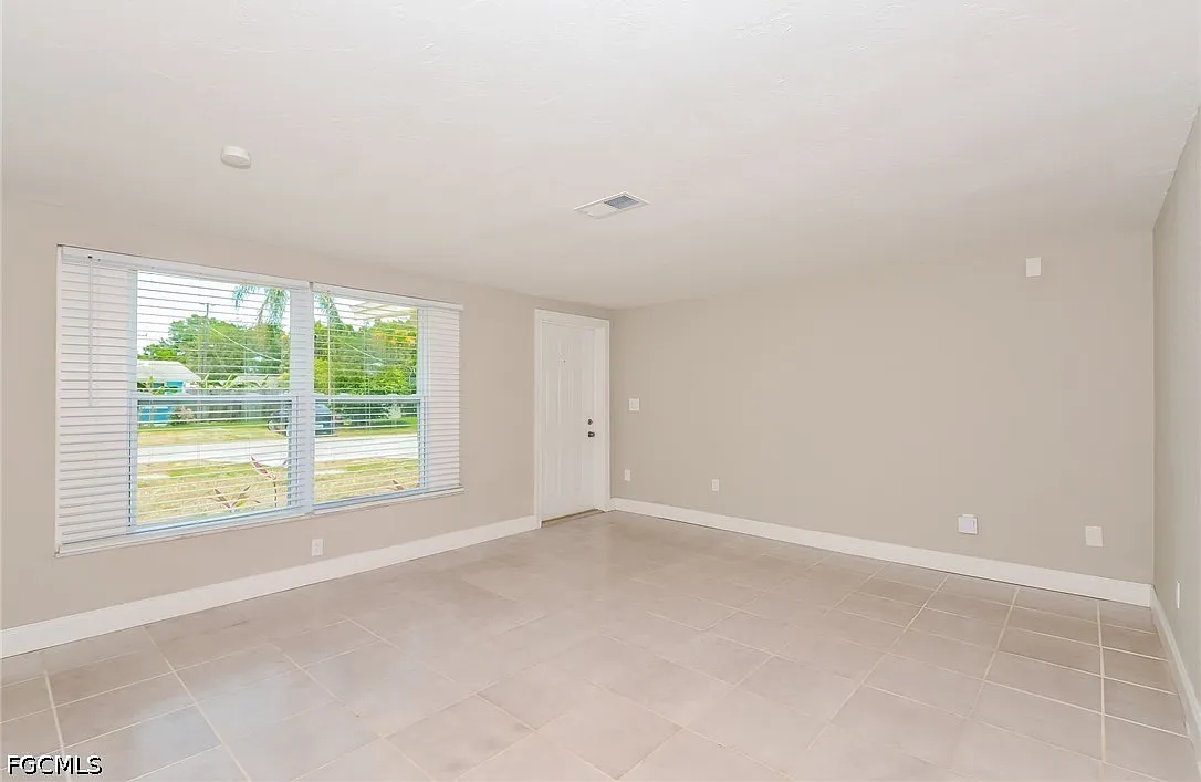3 bed, 2.0 bath, 1400 sqft, $2,035 — Photo 3