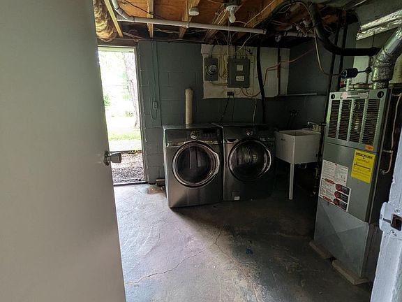 3rd image of 6 Bishopgate Dr
