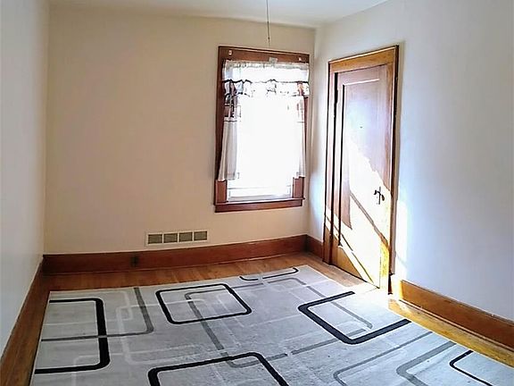 5th image of 208 1st North St