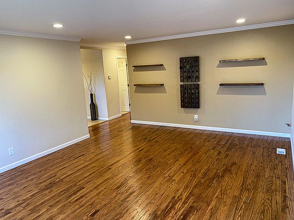 3rd image of 4085 La Mesa Ln