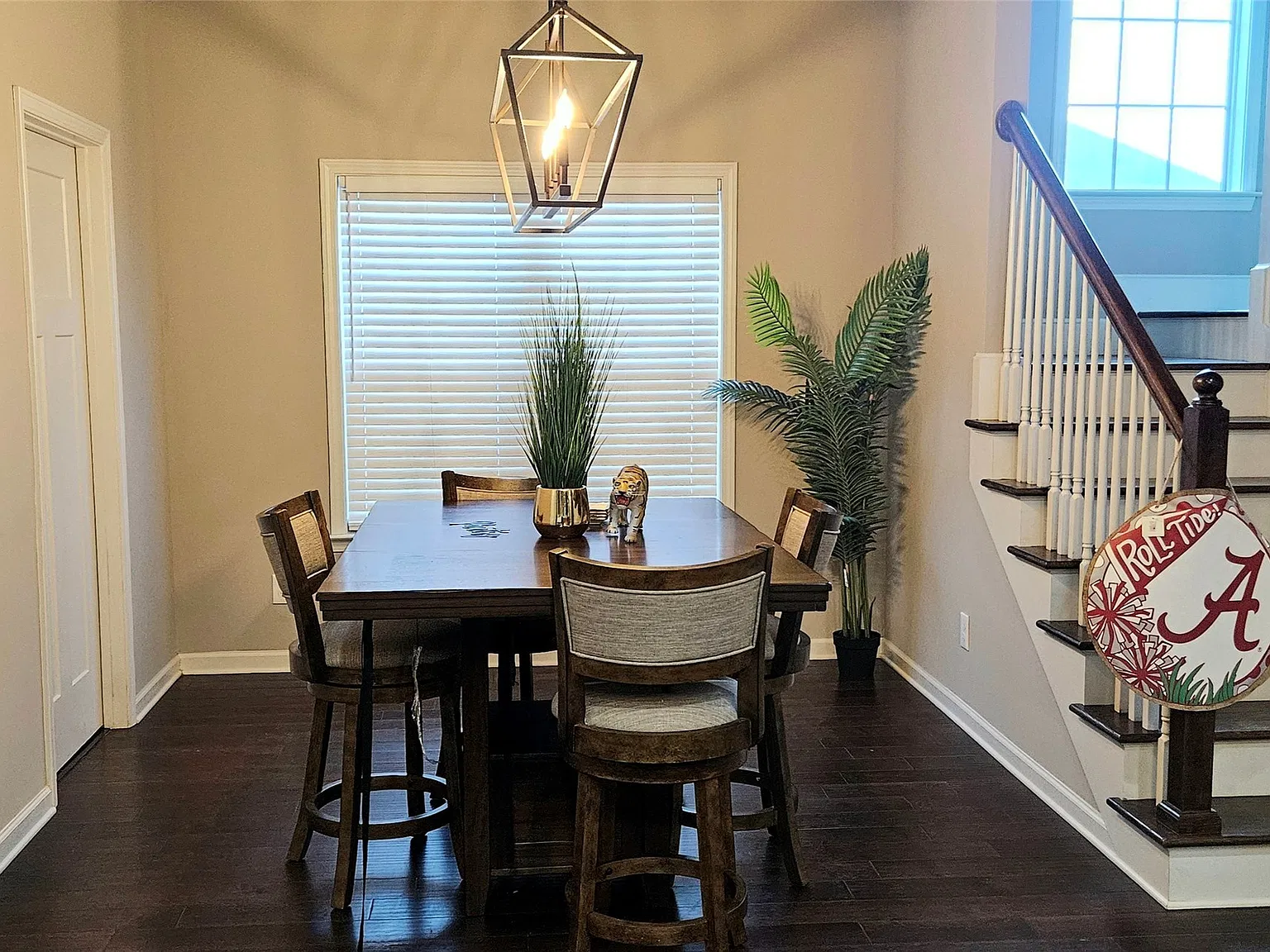 4 bed, 2.0 bath, 2602 sqft, $2,400 — Photo 4