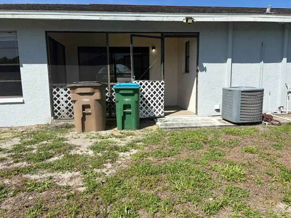 1110 SE 9th Court — Photo 2