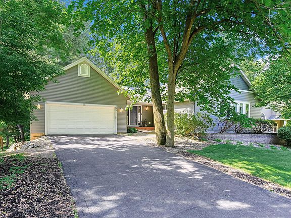 5th image of 140 Dahlia St