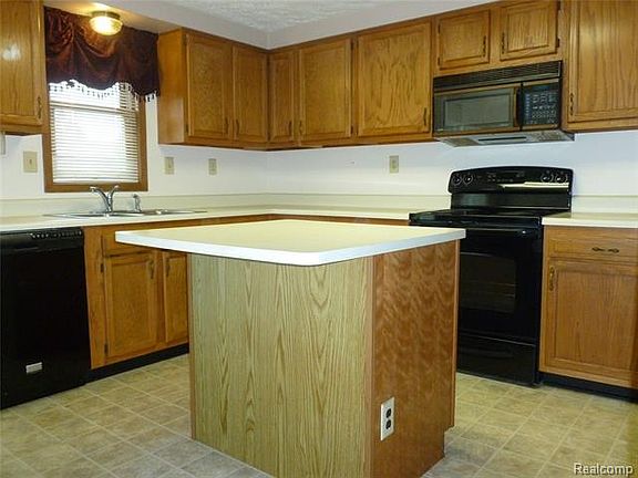 5th image of 38537 Sycamore Pl Unit 85