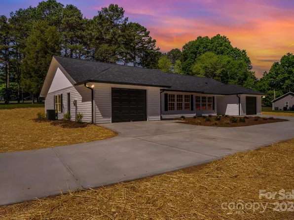 2016 Crown Point Dr, Albemarle, NC 28001