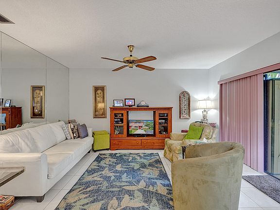 2nd image of 2116 NE 9th Avenue