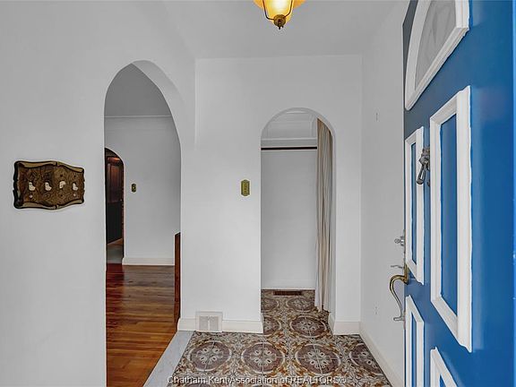 3rd image of 569 Victoria Ave