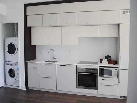 4th image of 15 Grenville St #2411