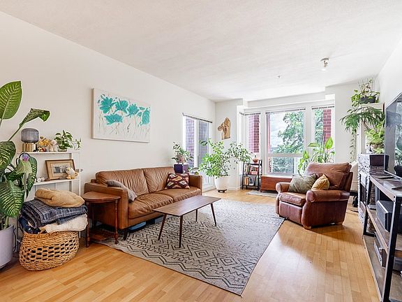 4th image of 14 E Royal Ave #316