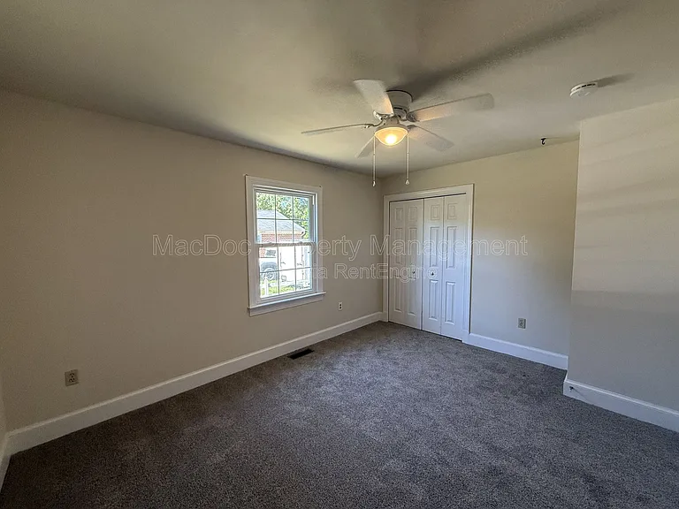 216 W Broaddus Ave — Photo 15